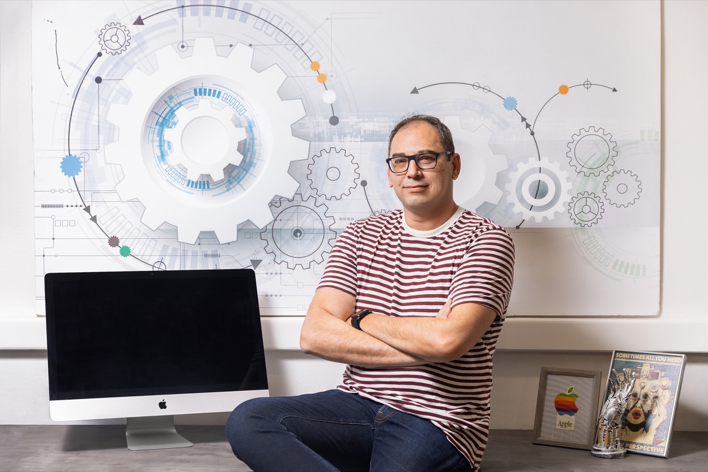 Ο Θανάσης Κορδαλής στον χώρο εργασίας του με iMac — HappyMac.gr
