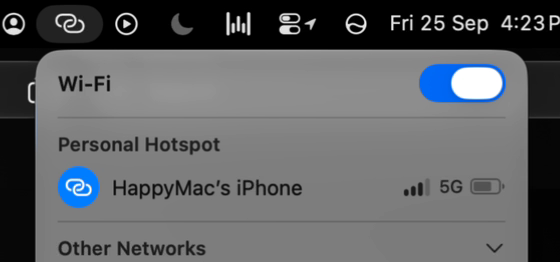 Μενού Wi-Fi στον Mac με το iPhone συνδεδεμένο ως Personal Hotspot, μπλε εικονίδιο αλυσίδας, σήμα 5G και μπαταρία