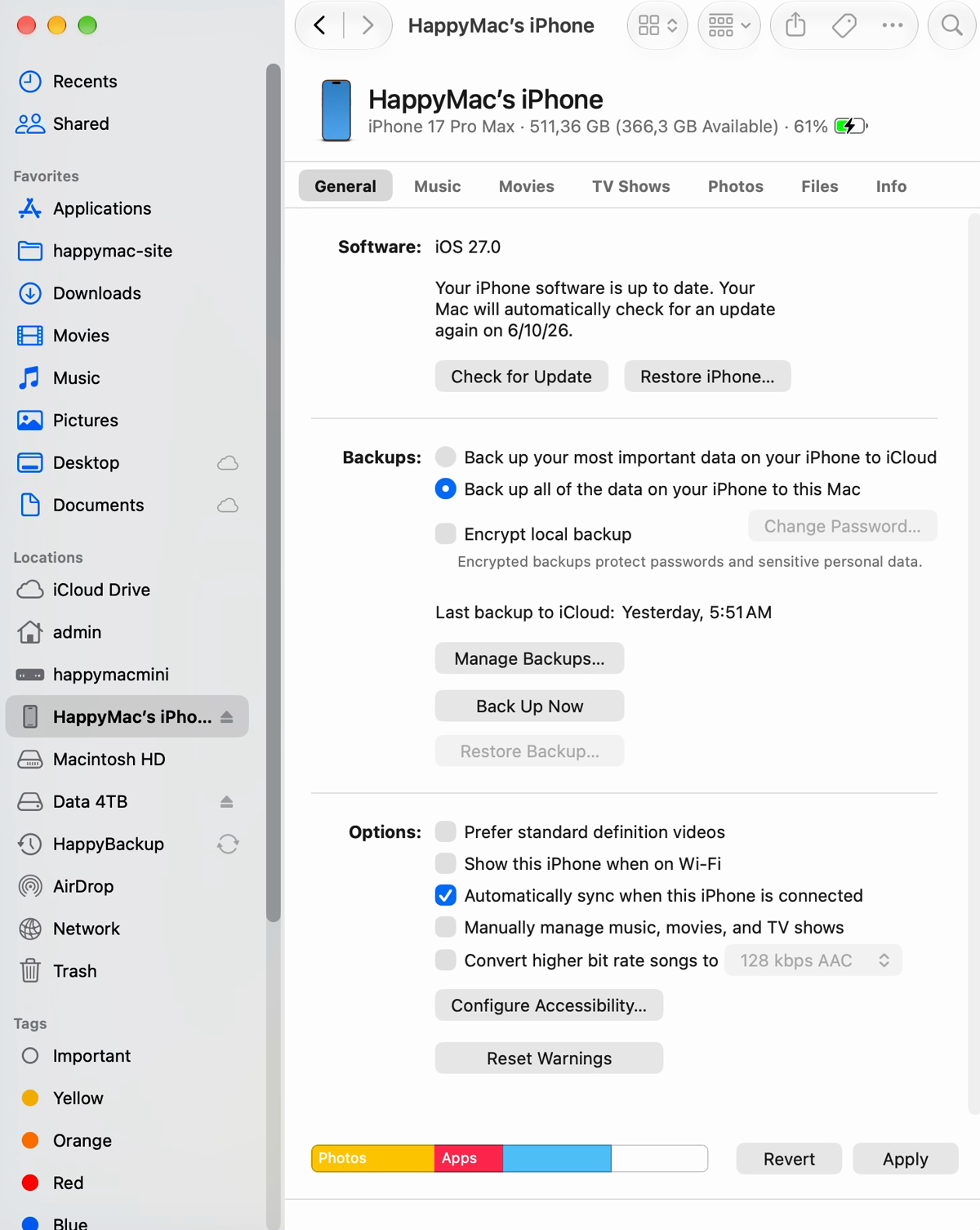 Ο Finder στο macOS 27 με το iPhone επιλεγμένο στην πλαϊνή στήλη, την καρτέλα General και την επιλογή Back up all of the data on your iPhone to this Mac