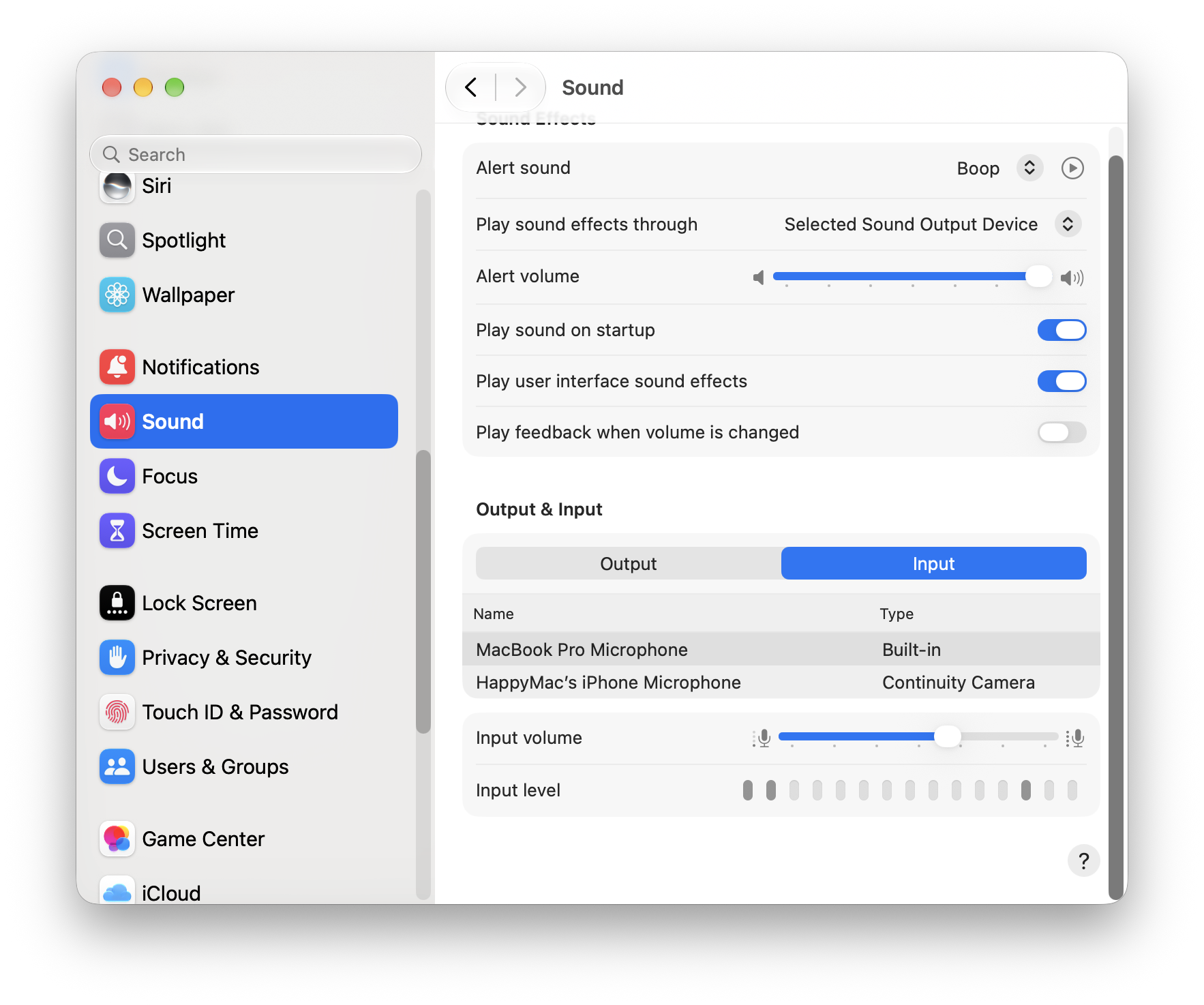 Ρυθμίσεις συστήματος του macOS, ενότητα Ήχος, καρτέλα Είσοδος: επιλεγμένο το MacBook Pro Microphone τύπου Built-in, από κάτω το μικρόφωνο του iPhone τύπου Continuity Camera, και οι μπάρες Input volume και Input level