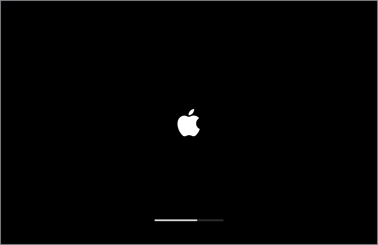 Οθόνη Mac κολλημένη στο λευκό λογότυπο της Apple σε μαύρο φόντο, με τη μπάρα προόδου γεμάτη λίγο πάνω από τη μέση