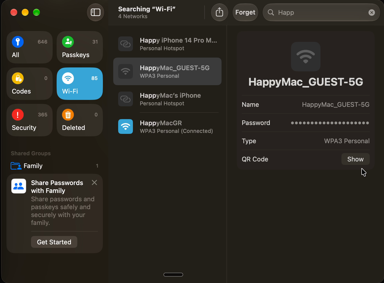 Η εφαρμογή Passwords σε macOS 27 στην κατηγορία Wi-Fi: επιλεγμένο το δίκτυο επισκεπτών HappyMac_GUEST-5G, με κρυμμένο κωδικό και κουμπί Show στη γραμμή QR Code